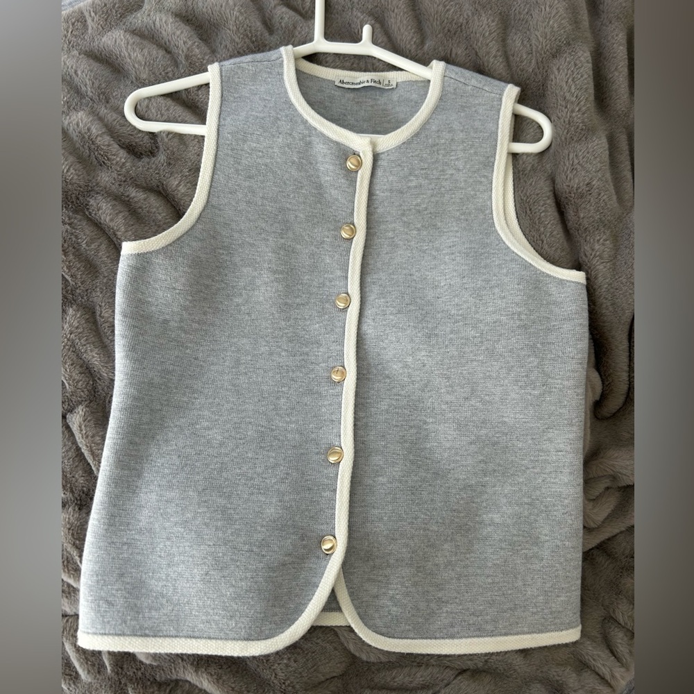 Abercrombie & Fitch Gray Button-Up Sleeveless Vest/Sweater